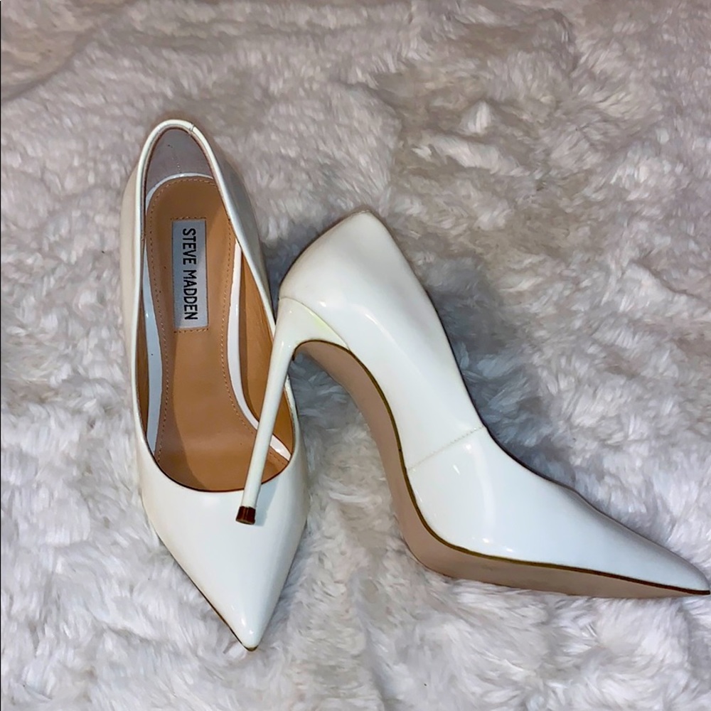 White Pointy-toe Pumps ☁️